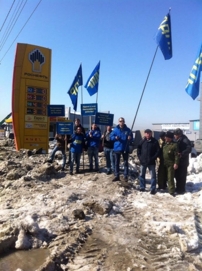Активисты Алтайского отделения ЛДПР провели пикет у заправки «Роснефть» в Барнауле